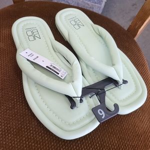 NWT No Boundaries Women's Size 6 Green Puffy Thong Flip Flops Flat Sandals